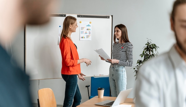 Geschäftsleute treffen sich im Büro und arbeiten