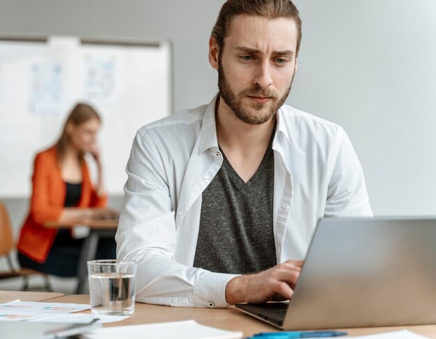 Geschäftsleute treffen sich im Büro und arbeiten