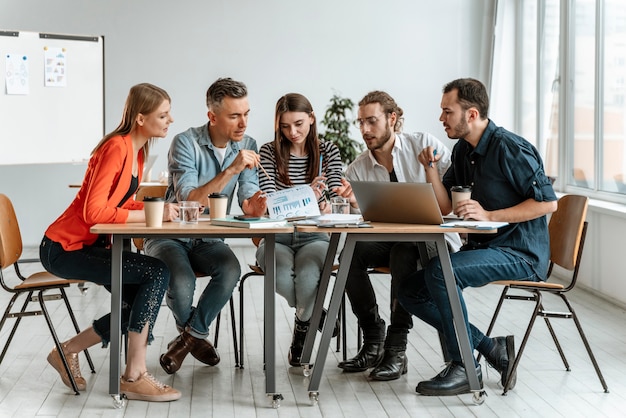 Geschäftsleute treffen sich im Büro und arbeiten