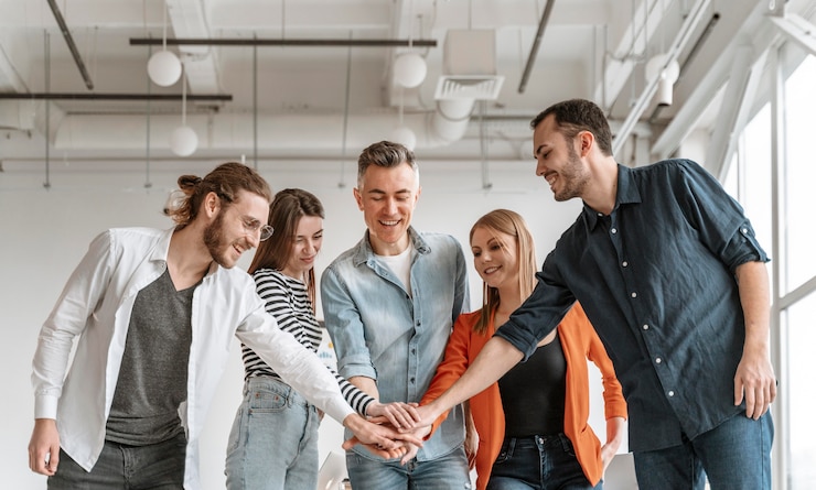 Kostenlose Foto geschäftsleute treffen sich im büro und schütteln sich die hand