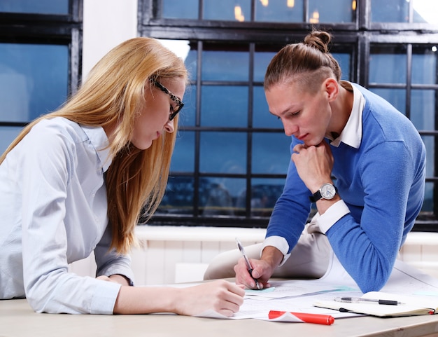 Mitarbeiter diskutieren in einer Qualifizierungsmaßnahme