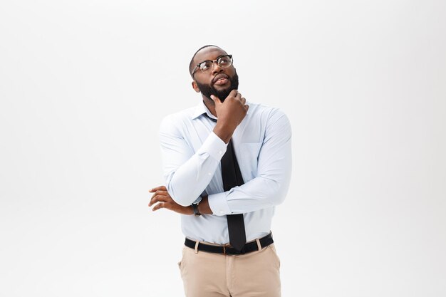 Geschäftsmann Afroamerikaner mit Gläsern denkt auf lokalisiertem weißem Hintergrund