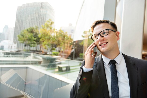 Geschäftsmann arbeiten sprechendes Telefonkonzept