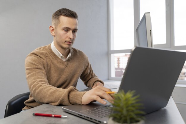 Geschäftsmann bei der Arbeit