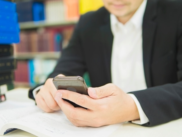 Geschäftsmann benutzt Handy beim Arbeiten in seinem Büro