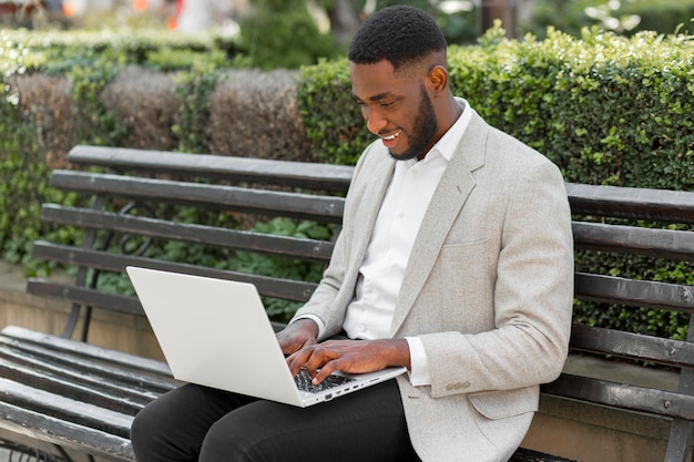 Geschäftsmann, der am Laptop arbeitet