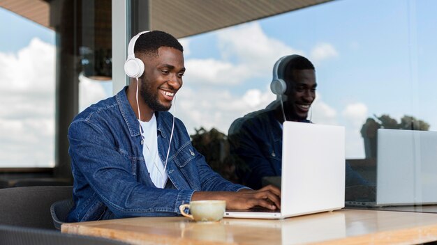 Geschäftsmann, der am Laptop arbeitet