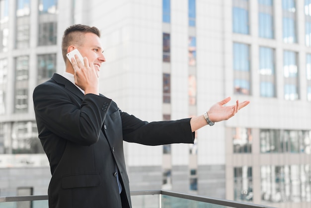 Geschäftsmann, der am Telefon spricht