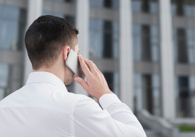 Geschäftsmann, der am Telefon spricht