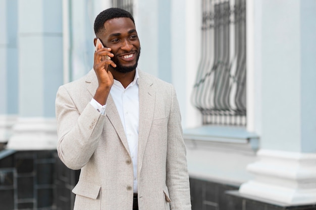 Geschäftsmann, der am Telefon spricht