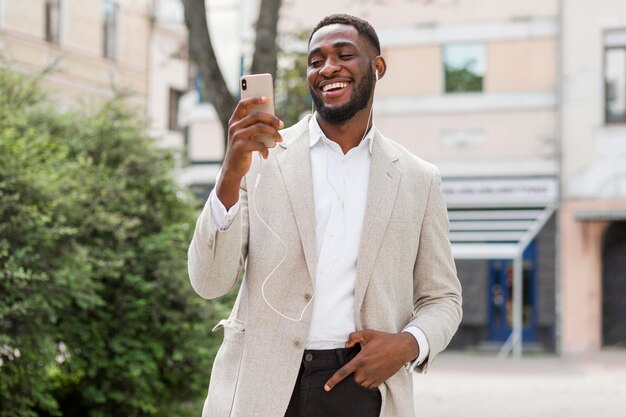 Geschäftsmann, der auf Smartphone schaut