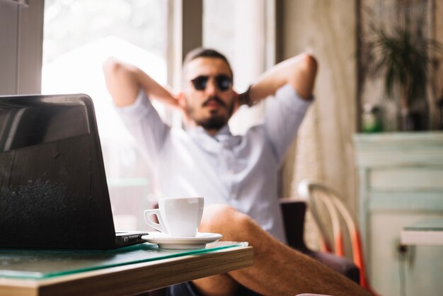 Geschäftsmann, der beim Kaffee liegt