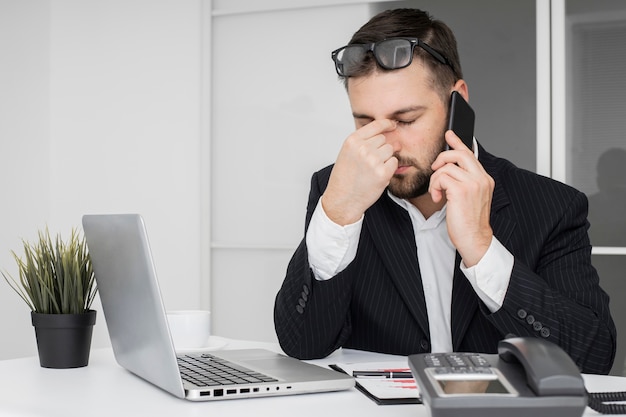 Geschäftsmann, der einen harten Tag im Büro hat