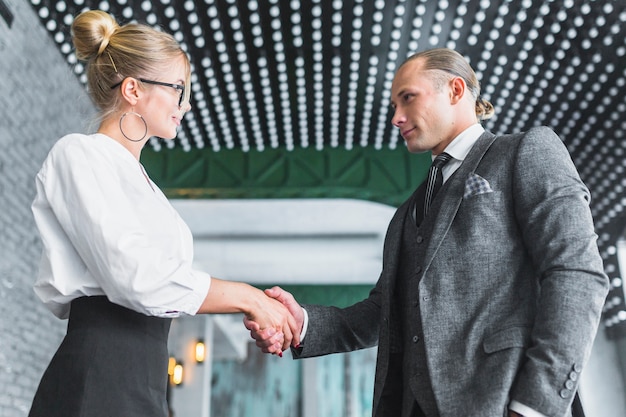 Handshake nach einem erfolgreichen Kritikgespräch - mitarbeiterin und chef