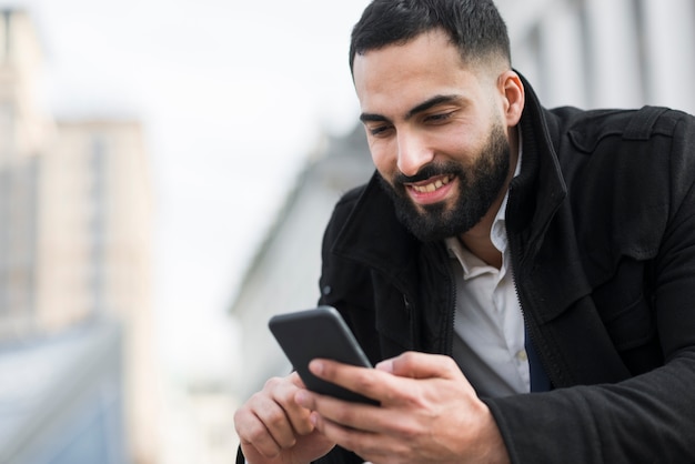 Geschäftsmann, der Handy ansieht