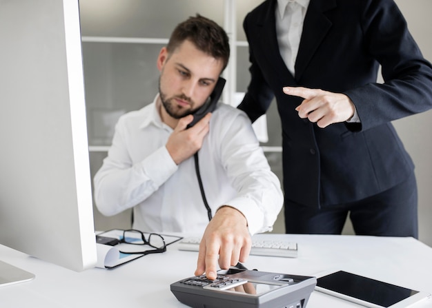 Geschäftsmann, der hart im Büro arbeitet