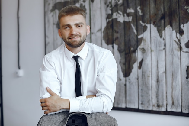 Geschäftsmann, der im Büro arbeitet. Mann schaut in die Kamera. Guy Guy steht an der Karte