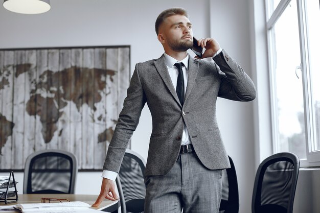 Geschäftsmann, der im Büro arbeitet. Mann spricht am Telefon. Mann in einem Geschäftsanzug