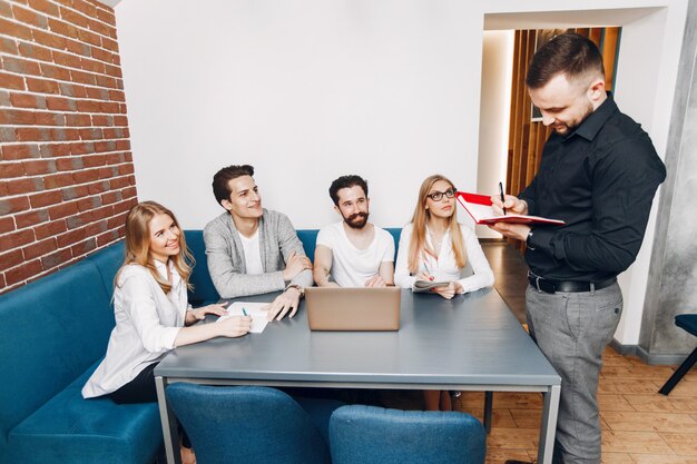 Geschäftsmann, der in einem Büro arbeitet