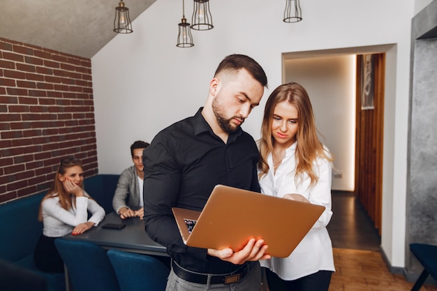 Geschäftsmann, der in einem Büro arbeitet