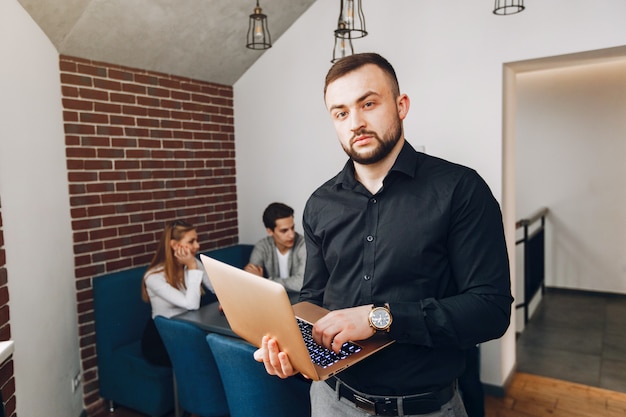 Geschäftsmann, der in einem büro arbeitet