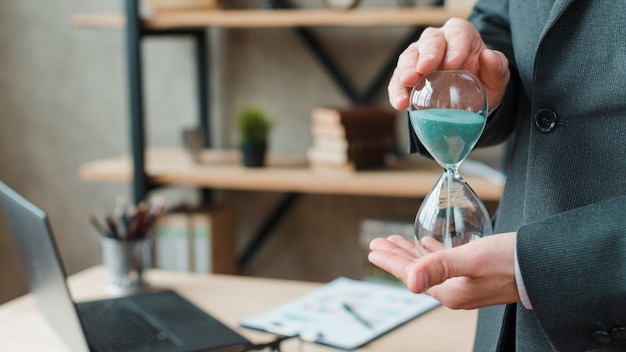 Kostenloses Foto geschäftsmann, der in einem bürodesktop arbeitet