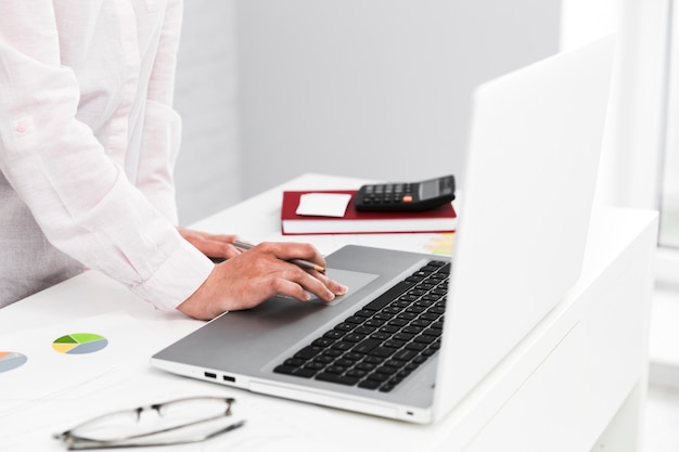 Kostenloses Foto geschäftsmann, der in einem bürodesktop arbeitet