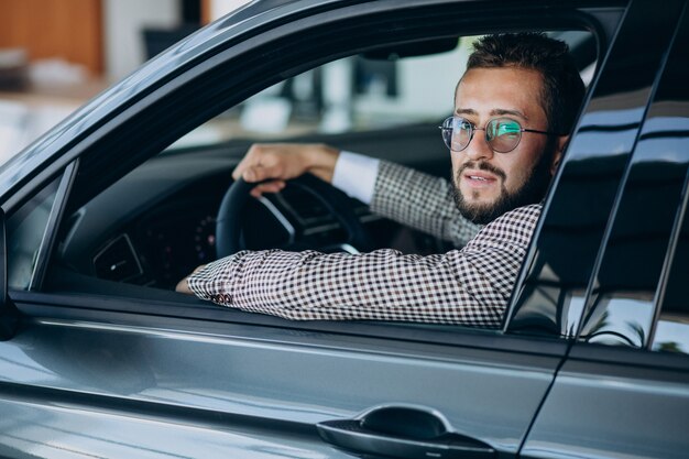 Geschäftsmann, der in seinem Auto fährt