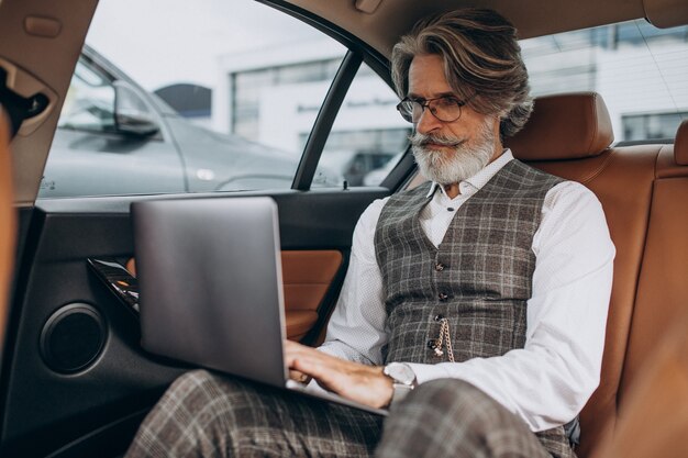 Geschäftsmann, der in seinem Auto hinten sitzt