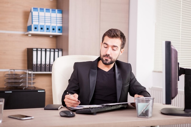 Geschäftsmann, der in seinem Büro arbeitet. Kaufmann im beruflichen Umfeld