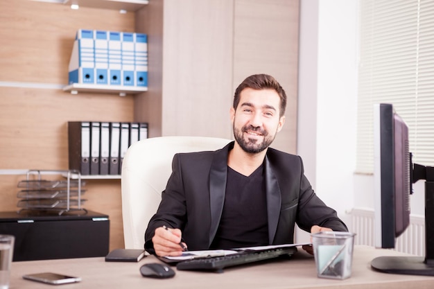 Geschäftsmann, der in seinem Büro arbeitet. Kaufmann im beruflichen Umfeld