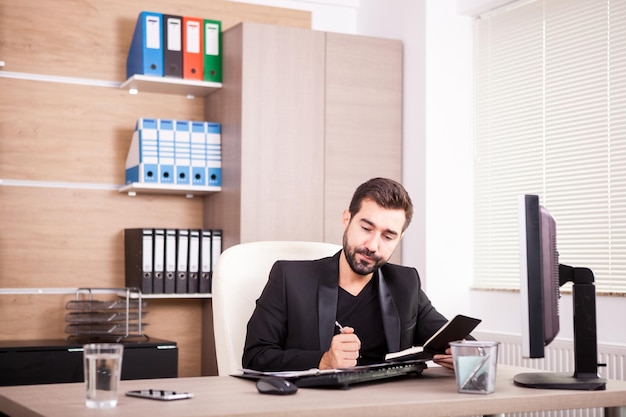 Kostenloses Foto geschäftsmann, der in seinem büro arbeitet. kaufmann im beruflichen umfeld