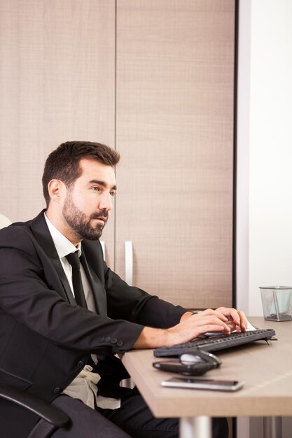 Geschäftsmann, der in seinem Büro arbeitet. Kaufmann im beruflichen Umfeld