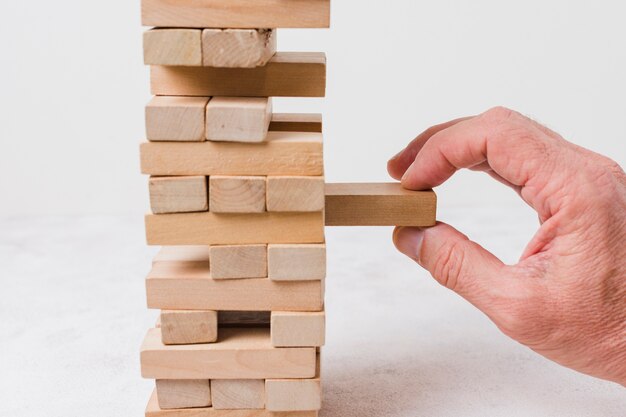 Geschäftsmann, der Jenga spielt