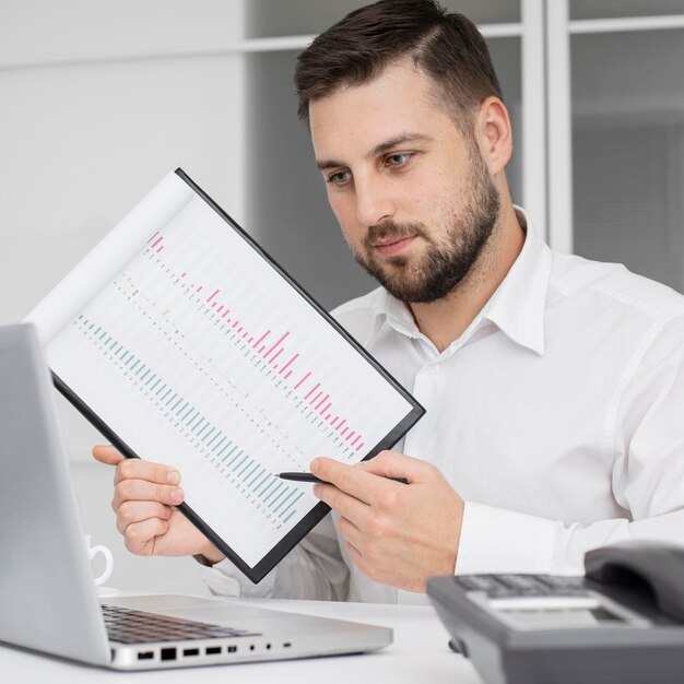 Geschäftsmann, der Projekt im Büro präsentiert