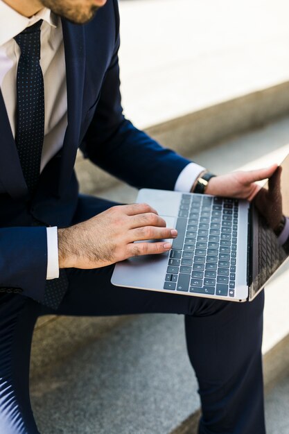 Geschäftsmann, der seinen Laptop verwendet