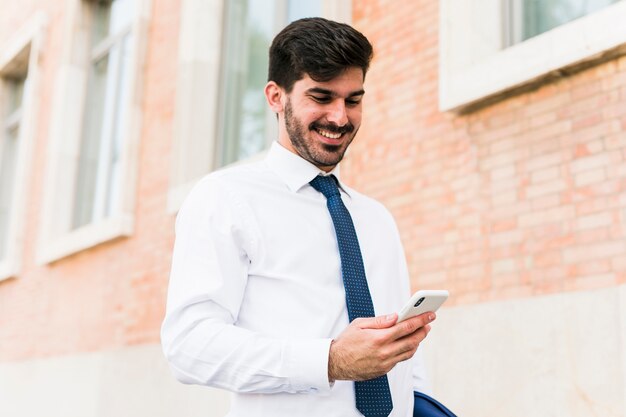 Geschäftsmann, der seinen Smartphone verwendet