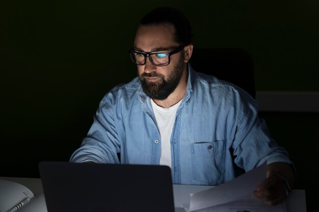 Geschäftsmann, der spät im Büro arbeitet