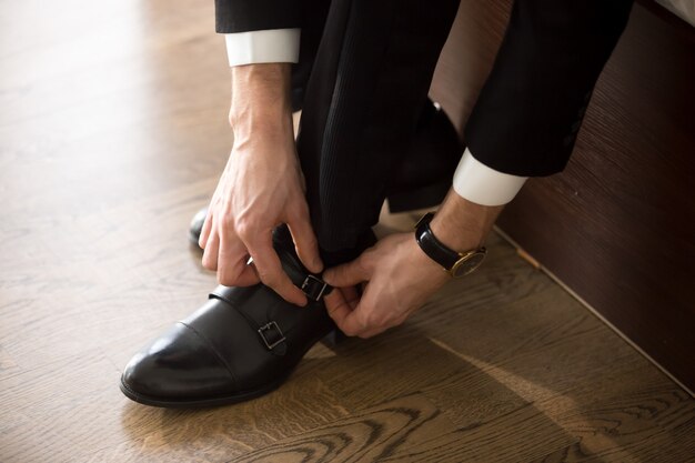 Geschäftsmann, der stilvolle Schuhe trägt, wenn Sie auf Arbeit gehen