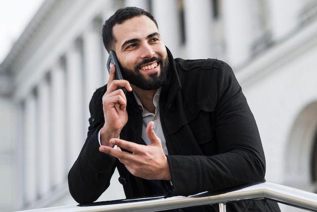 Geschäftsmann, der über Telefon spricht