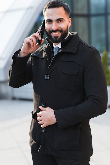 Kostenloses Foto geschäftsmann, der über telefon spricht