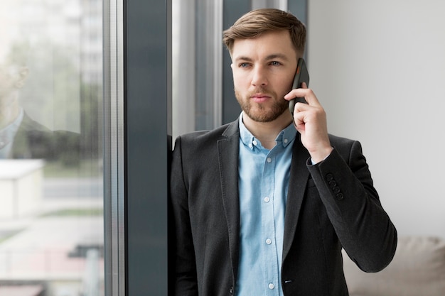 Geschäftsmann, der über Telefon spricht