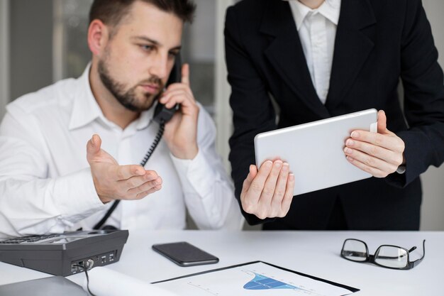 Geschäftsmann, der zusammen im Büro arbeitet