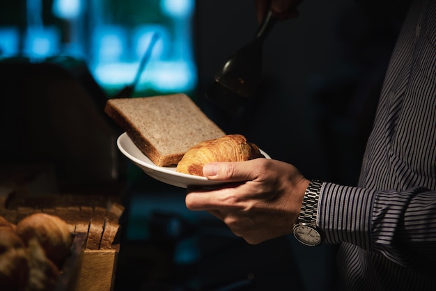 Kostenloses Foto geschäftsmann essen das amerikanische frühstück, das in ein hotel eingestellt wird