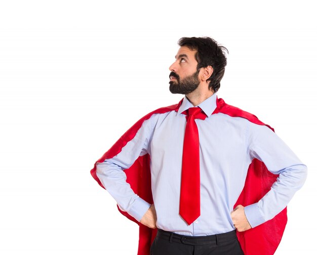 Geschäftsmann gekleidet wie Superheld stolz auf sich selbst
