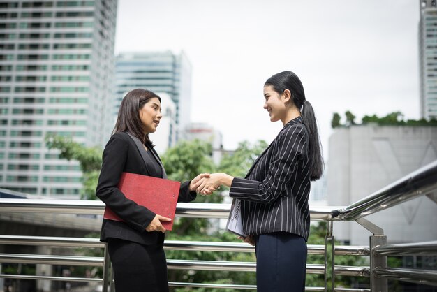 Geschäftsmann Handshake mit Workmate, Handshake Geschäftspartner Arbeit beschäftigen sich zusammen.