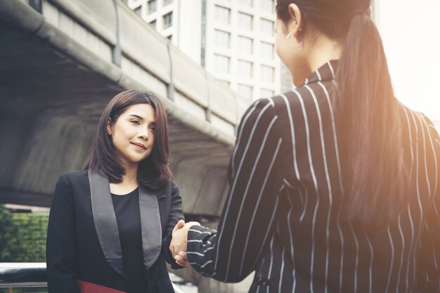 Geschäftsmann Handshake mit Workmate, Handshake Geschäftspartner Arbeit beschäftigen sich zusammen.