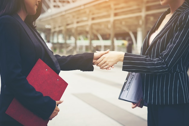 Geschäftsmann Handshake mit Workmate, Handshake Geschäftspartner Arbeit beschäftigen sich zusammen.