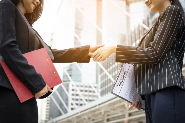 Geschäftsmann Handshake mit Workmate, Handshake Geschäftspartner Arbeit beschäftigen sich zusammen.