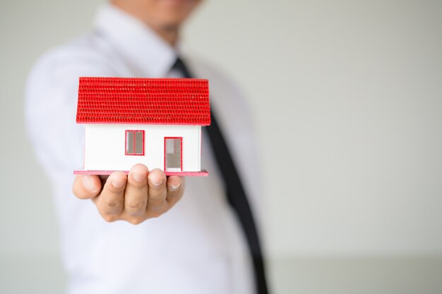 Geschäftsmann Holding Model House